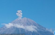 Gunung Semeru Erupsi, Tinggi Letusan Mencapai 1.100 Meter - JPNN.com