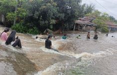 Banjir di Jalan Nelayan Rumbai Kian Parah, Warga Minta Pemerintah Memaksimalkan Bantuan - JPNN.com