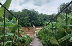 Diterjang Banjir, Jembatan Gantung di OKU Timur Putus - JPNN.com