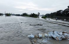 Banjir Merendam Rel, Kereta Semarang-Surabaya Lumpuh Total - JPNN.com