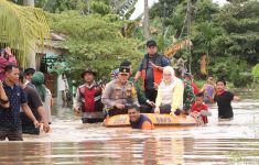 Banjir di Banyuasin, AKBP Ruri dan Bupati Askolani Bagikan Sembako untuk Masyarakat Terdampak - JPNN.com