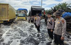 Truk Pengangkut Telur & Sembako Terbalik di Jalintim, Kapolres Pelalawan Langsung Atur Lalu Lintas - JPNN.com