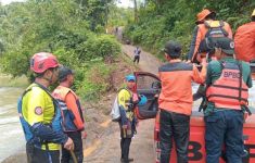 Seorang Anak Hilang Terbawa Arus Sungai di Tasikmalaya, Tim SAR Gabungan Lakukan Pencarian - JPNN.com