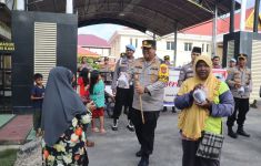 Polres Dumai Bagikan Takjil Gratis Sebagai Wujud Kepedulian kepada Masyarakat - JPNN.com