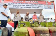 Polda Kalsel Sita 179 Tabung Elpiji 3 KG yang Dijual di Atas HET - JPNN.com