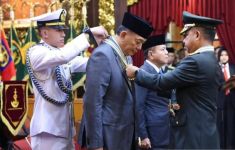 Menhan Sjafrie Sjamsoeddin Menerima Tanda Kehormatan Tertinggi dari TNI - JPNN.com