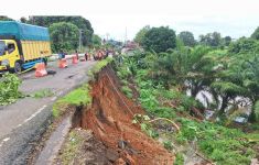 Jalan Lintas Musi Rawas-Musi Banyuasin Longsor, Kendaraan Besar Dialihkan ke Simpang Semambang - JPNN.com