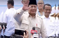 Enggan Tanggapi Pengesahan UU TNI, Prabowo Hanya Tersenyum dan Lambaikan Tangan - JPNN.com