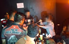 Satpol PP Surabaya Temukan 2 RHU Jual Miras saat Ramadan - JPNN.com