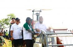 Kolaborasi BULOG-Pupuk Indonesia Saat Panen Raya, Petani Langsung Beli Pupuk Sesuai HET - JPNN.com