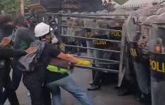 Aksi May Day di Kantor Gubernur Jateng Berujung Ricuh, Sejumlah Provokator Diamankan - JPNN.com