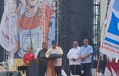 Tingkah Presiden Prabowo saat Pidato Hari Buruh, Seruput Kopi hingga Sindir Koruptor - JPNN.com