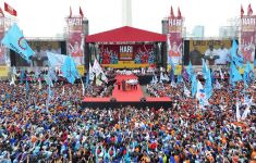 Di Hadapan Ribuan Buruh, Prabowo Dukung Marsinah Jadi Pahlawan Nasional - JPNN.com
