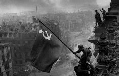 2 Mei 1945 dan Kisah Muslim Pahlawan Pengibar Bendera Palu Arit - JPNN.com