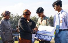 Peringati Hardiknas 2025, Ahmad Luthfi Berikan Beasiswa kepada 1.100 Anak Tidak Sekolah - JPNN.com