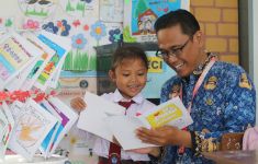 Sekolah Langganan Banjir Membuat Sudut Baca Digital  - JPNN.com