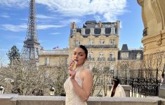 Tampil di Ajang Paris Fashion Show, Evelyn Witono Putri Gandeng Bejo Jahe Merah - JPNN.com