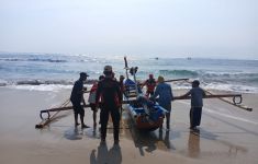 Perahu Terbalik Diterjang Ombak Besar, Satu Nelayan Pesisir Barat Hilang - JPNN.com