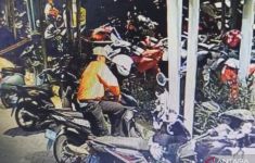 Pencuri Motor di Bekasi Ini Terekam CCTV, Ada yang Kenal? - JPNN.com