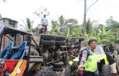 Truk Tabrak Minibus dan Rumah di Purworejo, 11 Meninggal - JPNN.com