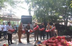 2.050 Karung Bawang Merah Diselundupkan dari Malaysia ke Bengkalis, Lihat - JPNN.com
