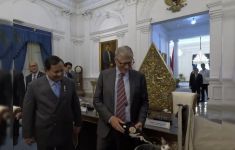 Bill Gates Beri Hadiah Boneka Paus ke Bobby Kertanegara - JPNN.com
