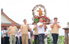 Umat Katolik Mengarak Patung Bunda Maria di PIK 2, Romo Didit Bicara Teladan Iman - JPNN.com