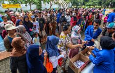 Harga Kebutuhan Pokok Meroket, Mahasiswa Esa Unggul Berbagi dengan Warga - JPNN.com