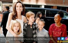 Anak Angelina Jolie Ogah Pakai Nama Belakang Sang Ayah - JPNN.com