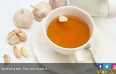 4 Khasiat Rutin Minum Air Bawang Putih Campur Madu, Bantu Kontrol Kolesterol - JPNN.com