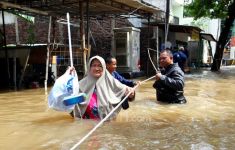 Imbas Banjir, 1.229 Warga Jakarta Mengungsi, Ada di Ruko Pinggir Jalan - JPNN.com