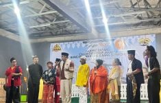 Datang ke Sanggar Betawi, Ridwan Kamil Berpantun hingga Main Lenong - JPNN.com