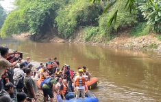 Ridwan Kamil Menyusuri Sungai Ciliwung, Ada Banyak Sampah, Ogah Pakai Rompi Merah - JPNN.com