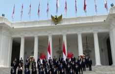 Foto Perdana Prabowo dan Para Menteri di Istana, Kompak Pakai Dasi Biru - JPNN.com