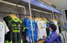 Belanja Merchandise Klub di Persib Store Lembang, Alternatif Buah Tangan Wisatawan - JPNN.com