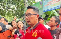 Ditantang Ketum Jakmania, Ridwan Kamil Pamer Pakai Jersi Persija - JPNN.com