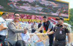 Polda Jabar Bongkar Pabrik Pembuatan Pupuk Palsu di Bandung Barat, Modus Pakai Bahan Baku Semen - JPNN.com