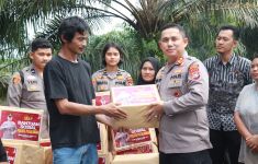 AKBP Afrizal Asri Salurkan Bantuan Sembako kepada Warga Korban Banjir di Kualo   - JPNN.com