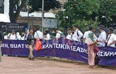 Massa Dosen ASN Kemdiktisaintek Tertahan di Patung Kuda, Tuntutannya Hanya Dua  - JPNN.com