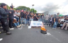 Demonstran Kritik Kejaksaan saat Demo di DPR, Ini Tuntutannya - JPNN.com