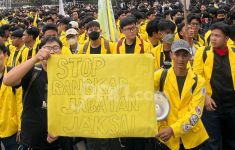 Demo Mahasiswa di Patung Kuda, Spanduk Tolak Asas Dominus Litis Bertebaran - JPNN.com