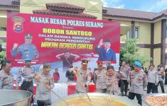 Dukung Program MBG, Kapolres Serang Bersama Bobon Santoso Masak 1.500 Porsi Soto Tangkar - JPNN.com