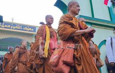 Kala Bhikkhu Thudong Singgah di Masjid Agung Semarang: Wujud Persaudaraan Lintas Iman - JPNN.com