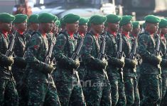 Gladi Bersih HUT TNI, Ribuan Pasukan Berbaris hingga Beratraksi - JPNN.com