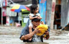 Kali Ciliwung Meluap, Empat RT di Kampung Melayu Terendam Banjir - JPNN.com