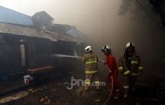 Kebakaran Empat Rumah di Klender Diduga dari Korsleting - JPNN.com