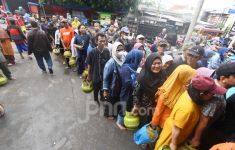 Bahlil Bilang Masyarakat Harus Sabar saat Mengantre Beli LPG 3 Kilogram - JPNN.com