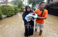 Detik-Detik Banjir Bekasi, Terlalu Tinggi, Ganas, Menakutkan - JPNN.com