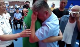 24 Tahun Mengelilingi Tiongkok, Pria Ini Bertemu Kembali dengan Anaknya Yang Diculik - JPNN.com