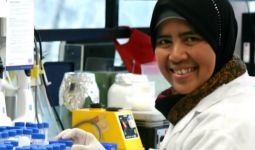Dari Pakai Batik ke Kantor Hingga Menjadi Jembatan Sains, Inilah Tiga Saintis Perempuan Indonesia di Australia - JPNN.com